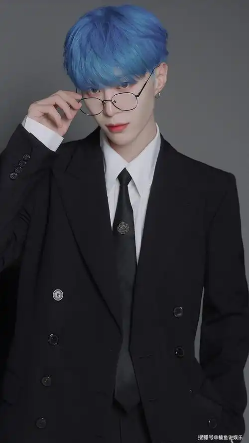 原创戴眼镜的范丞丞有多绝冷酷气质宛如贵公子穿西装尽显绅士风度