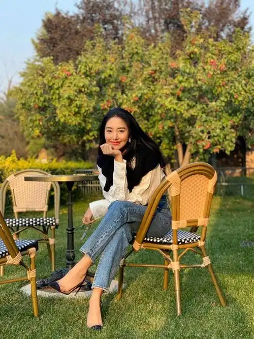 杨采钰越来越有高级感穿银色亮片裙像个贵族单靠气质就赢了