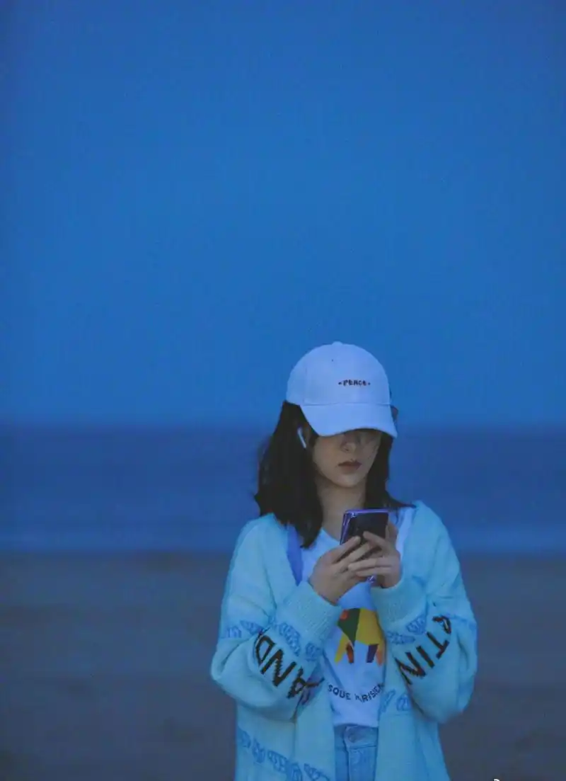 杨紫海边写真# 海盐系风格小猴子清新写真元气满满,少女漫步海边好