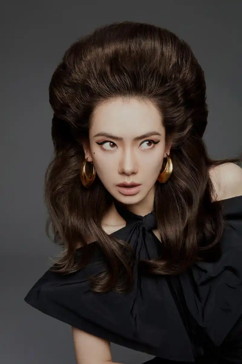 戚薇登杂志封面,"狮王"发型太狂野,一般人真不敢尝试