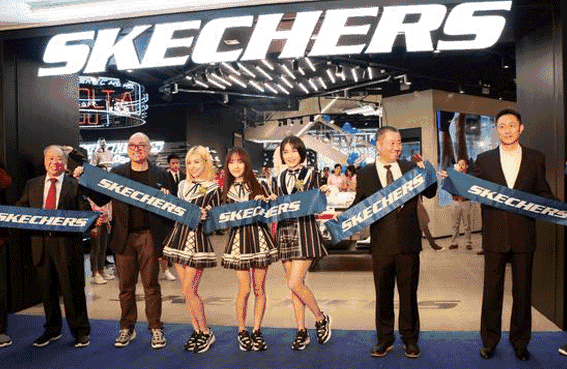 资讯2 ———— snh48莫寒戴萌孔肖吟现身南京 助阵斯凯奇