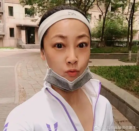 张卫健46岁妻子张茜素颜近照曝光逆龄生长宛如少女安心做富太