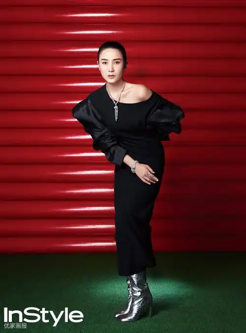 宋佳时尚封面大片上线 于光影交错之中坚定自我