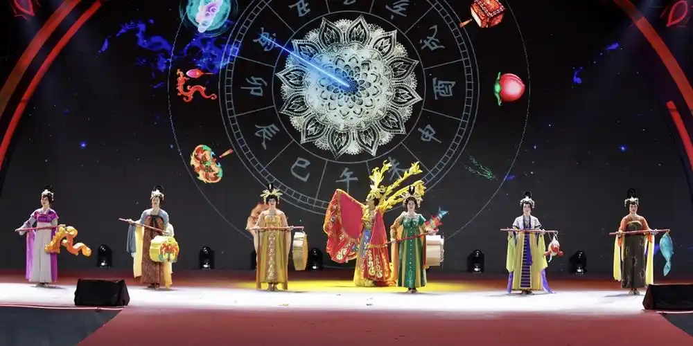 开幕式上的"十二时辰"古装提灯表演.新华网发(曹鹏 摄)