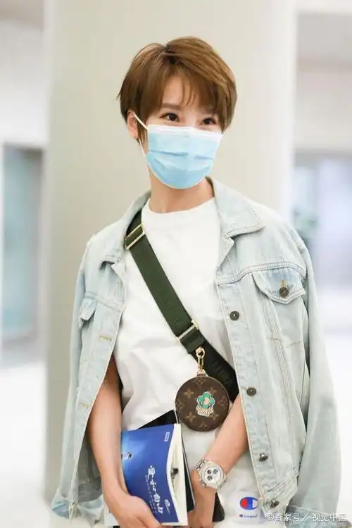 谢楠机场捧书赶路知性又大气短发造型清新干练大秀无敌长腿