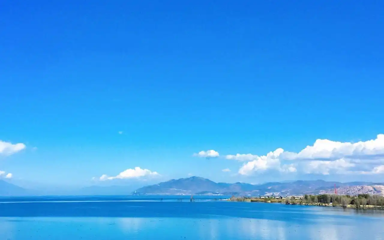 清新唯美的蓝天湖泊自然风光图片高清大图预览1920x1080_风景壁纸下载