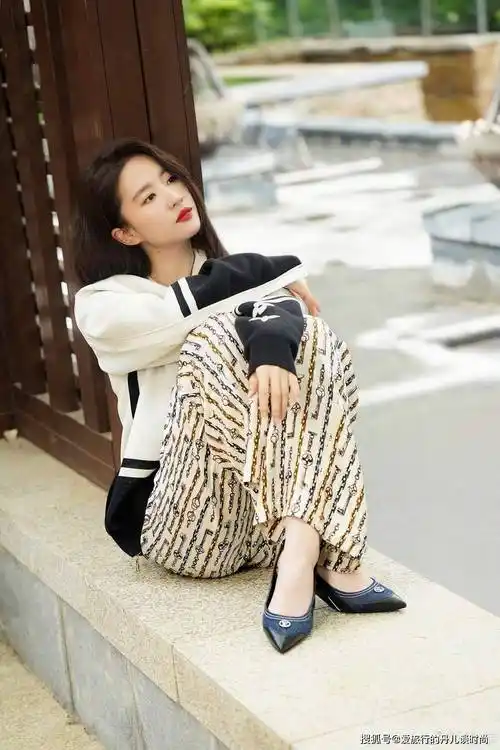 刘亦菲身穿黑白拼色卫衣搭印花休闲裤高级感十足