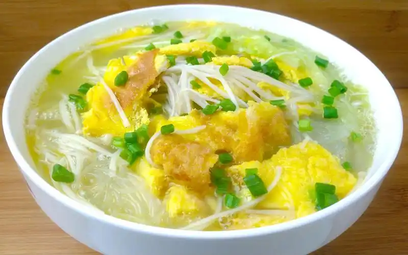鸡蛋白菜粉丝汤做法简单,汤色奶白原汁原味,清淡不油腻
