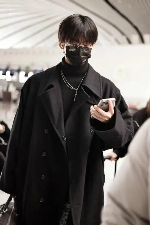 周柯宇出发星光大赏路透##周柯宇金丝眼镜黑色大衣