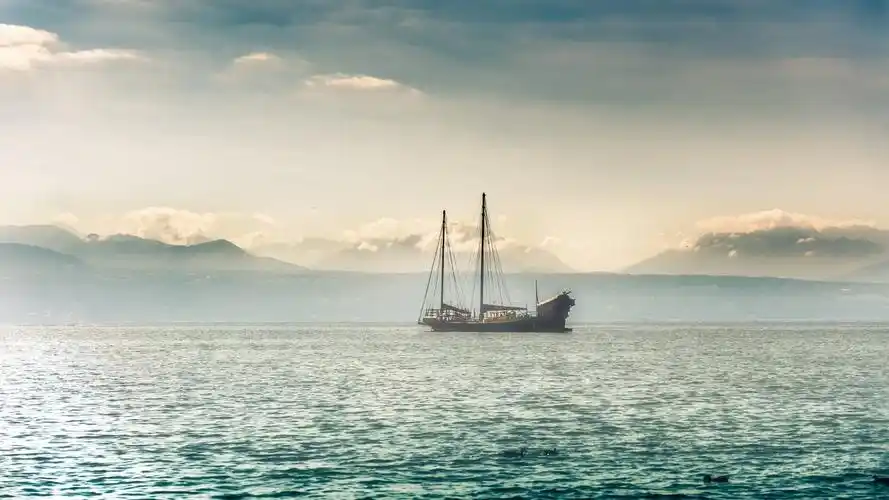 海面上孤零零的船壁纸