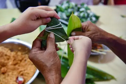 合肥志愿者为中铁上海局轨道交通建设者包粽子