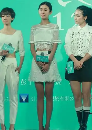 张子萱的颜值好高啊,同框倪妮也不输气场,淡雅妆容还挺显嫩_白色