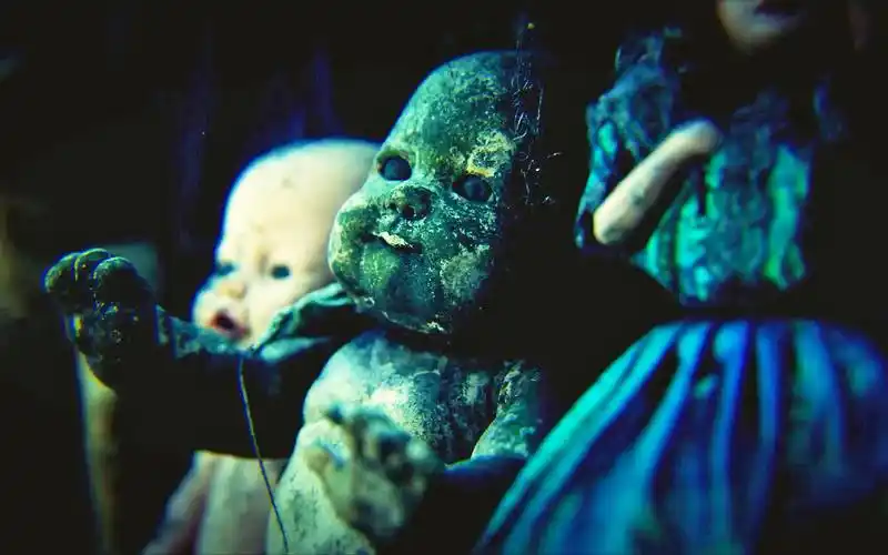 揭密世界上最恐怖的小岛娃娃岛背后的可怕真相