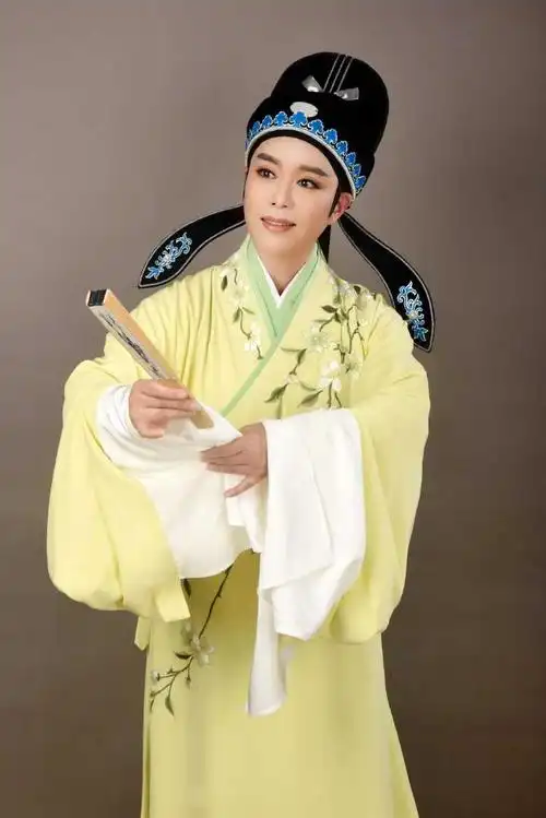 周丽萍毕业于浙江艺术职业学院(前身浙江艺术学校),在校期间就因为