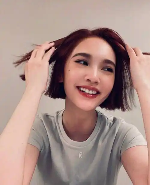 杨丞琳剪回齐刘海,颜值回到少女时期,笑称现在的长度很清爽_时尚_牛仔