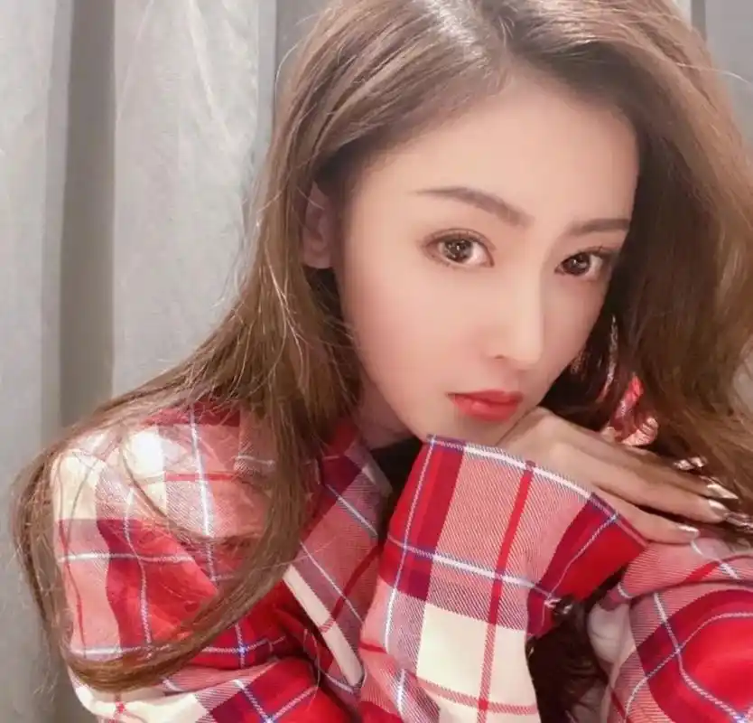 演员张天爱晒出了一张自拍照,照片中她的表情愉悦,看起来心情非常不错