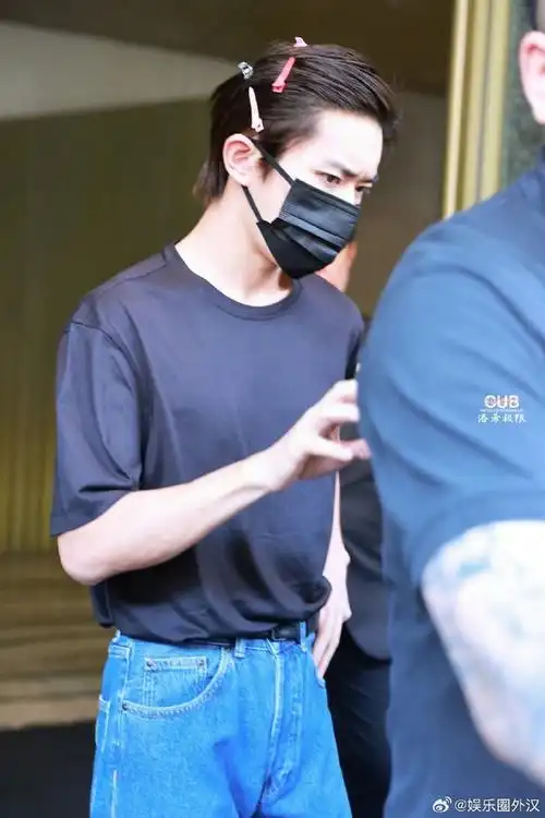 易烊千玺皮带孔##易烊千玺皮带孔自己钻的吗##易烊千玺刺绣连体