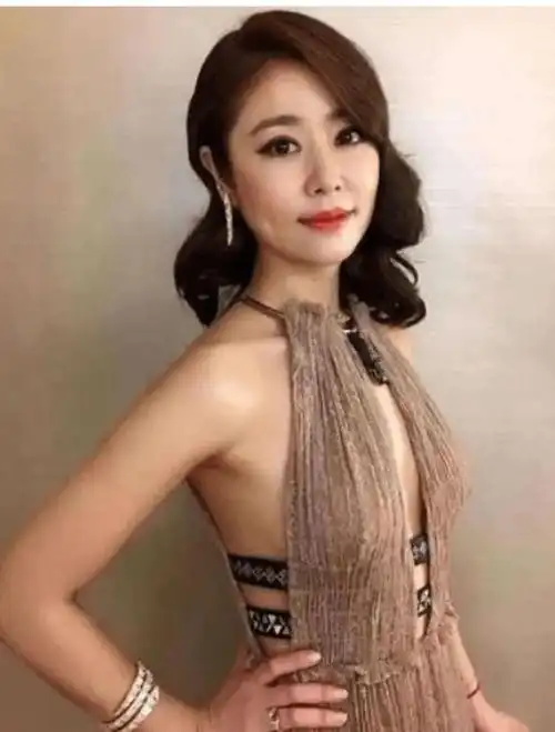 47岁林心如豁出去了,身材前竖两片布料就敢出门,别人只能望其项背