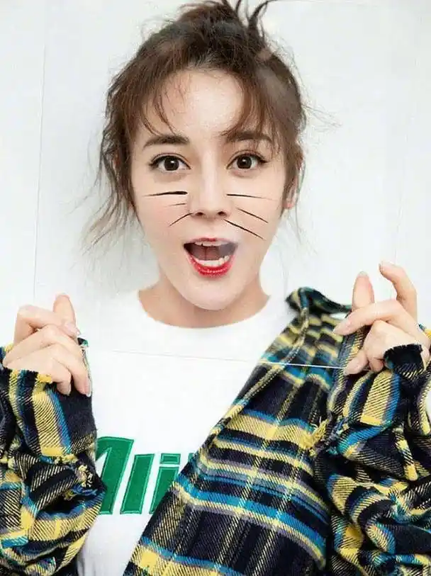 31岁迪丽热巴装萌妹,网友:拉到去吧