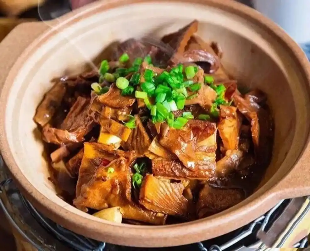 舌尖上的徽菜——问政山笋煲 问政山笋是安徽省徽州地区传统名菜,用