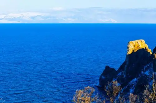 阳光照得蓝色的湖面波光粼粼