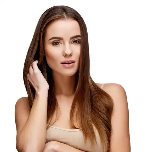 长头发的女孩图片-白色背景下长着丝般的棕色头发的美丽的年轻女子