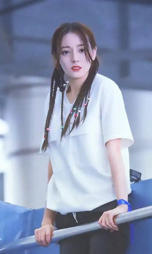 原创迪丽热巴综艺新造型 双马尾编发扎多根小辫子 不愧是百变女郎