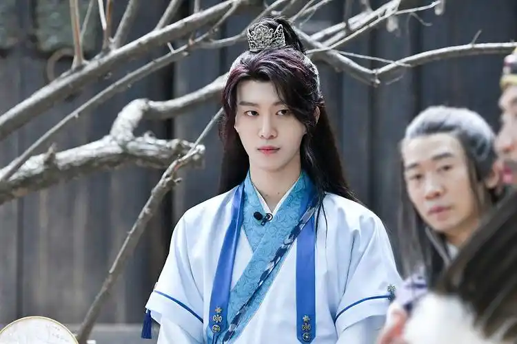 范丞丞穿古装录综艺梦回三国即视感 头发盘起姿态儒雅才俊满满