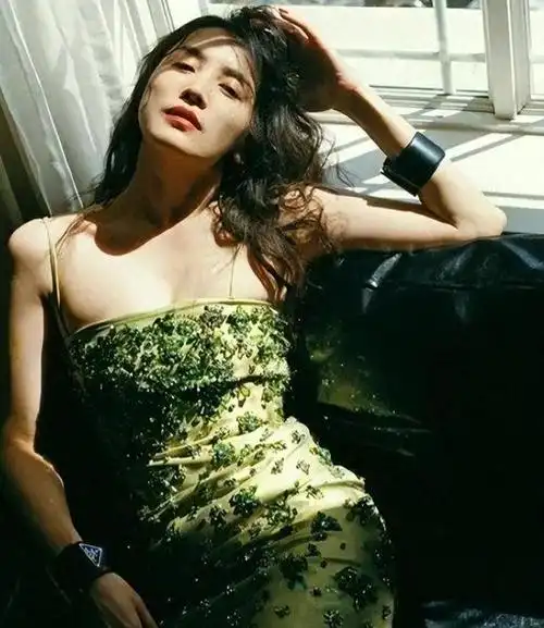 在她的演艺生涯中,男朋友频频换换,仿佛成了娱乐圈的常态.