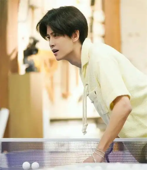 28岁当红早婚的任嘉伦,火得一塌糊涂,有自己的离经叛道