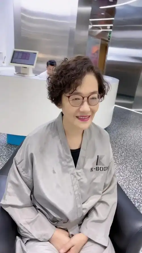 适合60岁阿姨的发型,发型不分年龄大小适合自己就是最好的,你说呢