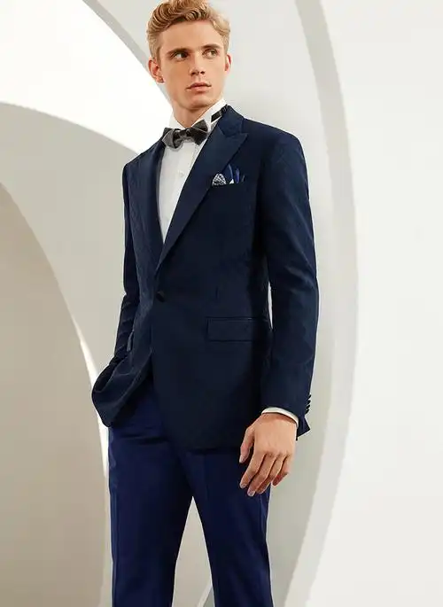 的深色调,衬托肤色又显年轻时尚,绝大多数人第一套西装最明智的选择