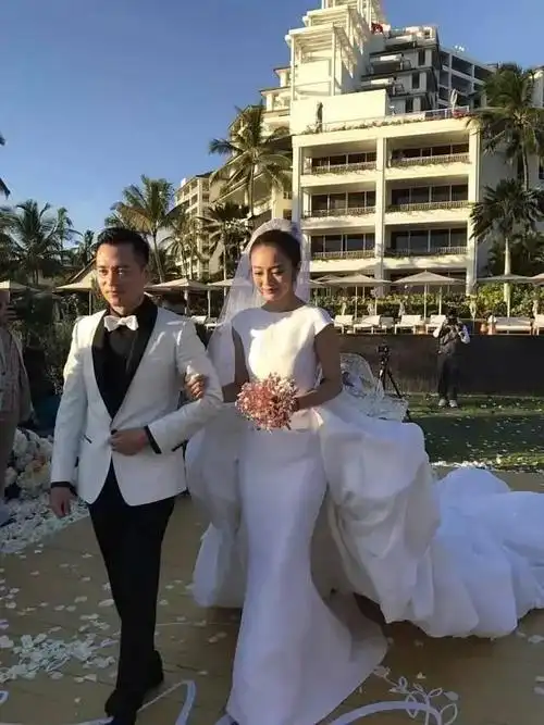 安以轩挺巨肚连开俩趴,40岁庆生宴众星云集,陈荣炼送380万手表