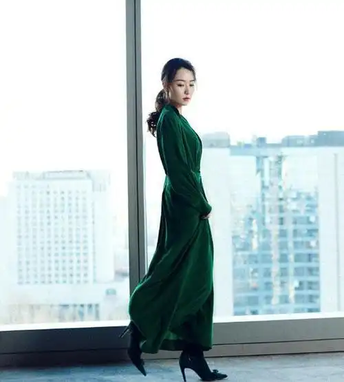 白冰高马尾造型上线这位姐姐真够英姿飒爽开叉长裙大秀美腿