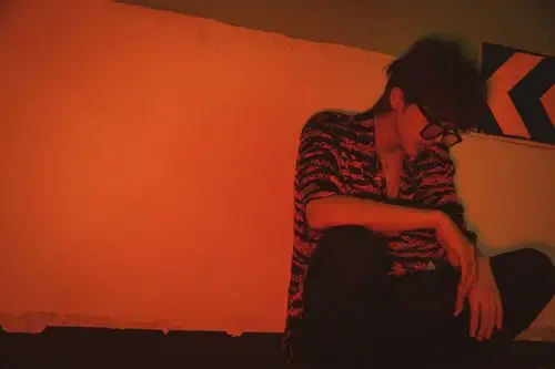 蔡徐坤壁纸嘴角带笑是少年清爽的晴朗眉眼弯弯漫溢俏皮的味道