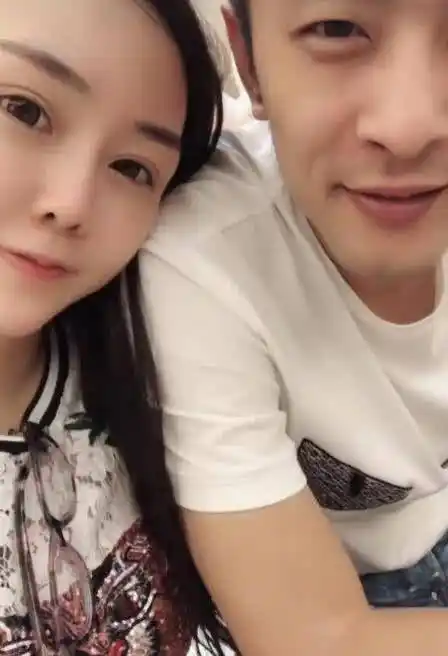 辛巴有争议的一位网红他3岁女儿罕露面被指不如妈颜值高