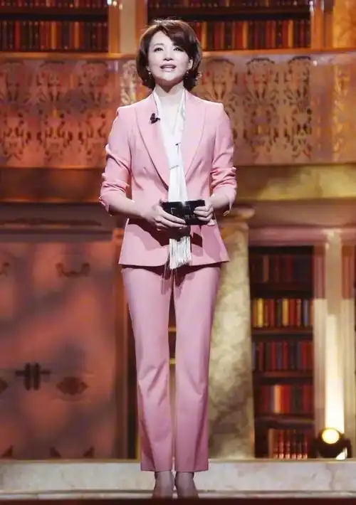 董卿素颜近照曝光穿印花衫配红色包臀裙生图看着依旧气质十足