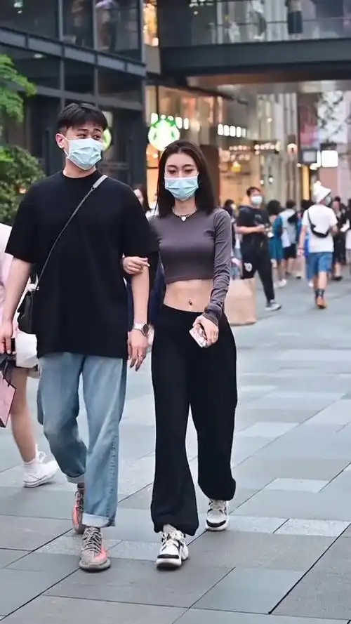 清晰可见的腹肌