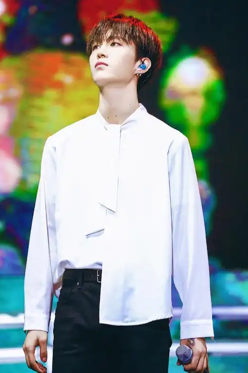 范丞丞帅气图片 范丞丞壁纸图片