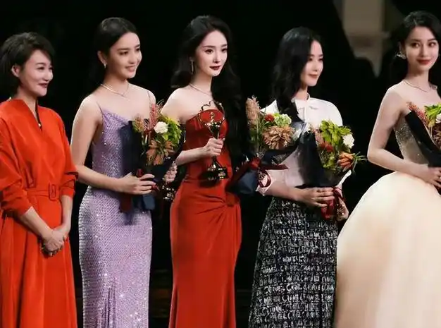 张艺谋拒绝上台,3位女星用力过猛,合影c位出人意料|唐嫣|杨颖|胡歌