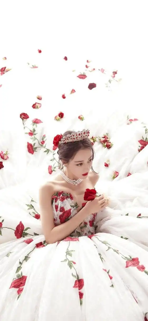 迪丽热巴,玫瑰裙仙气十足