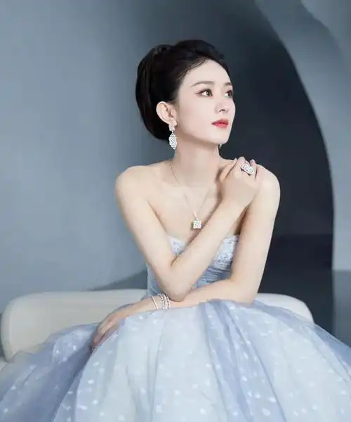 赵丽颖星点莹白缀薄纱长裙高贵典雅