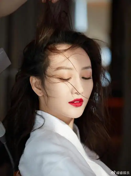 王鸥夏至红唇光影写真这也太美了吧