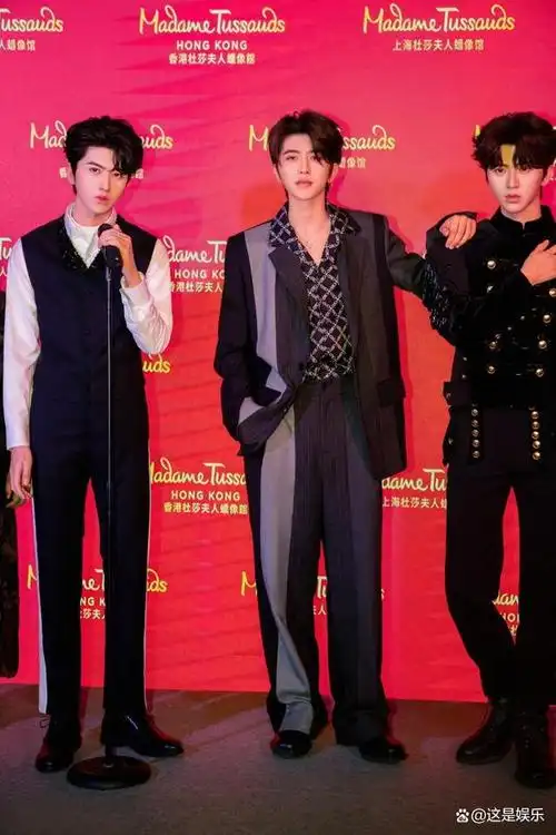 蔡徐坤杜莎双蜡像揭幕自称曾有baby fat 巡演香港站周六开唱!