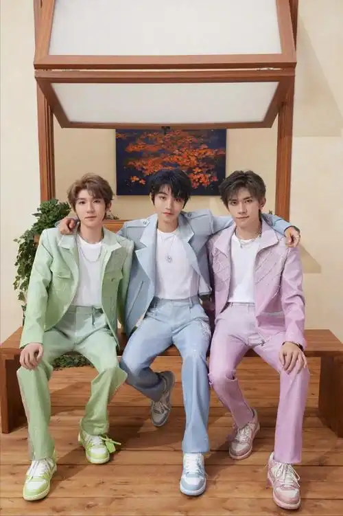 王俊凯,王源,易烊千玺专辑封面是各自应援色 细节满分都好用心