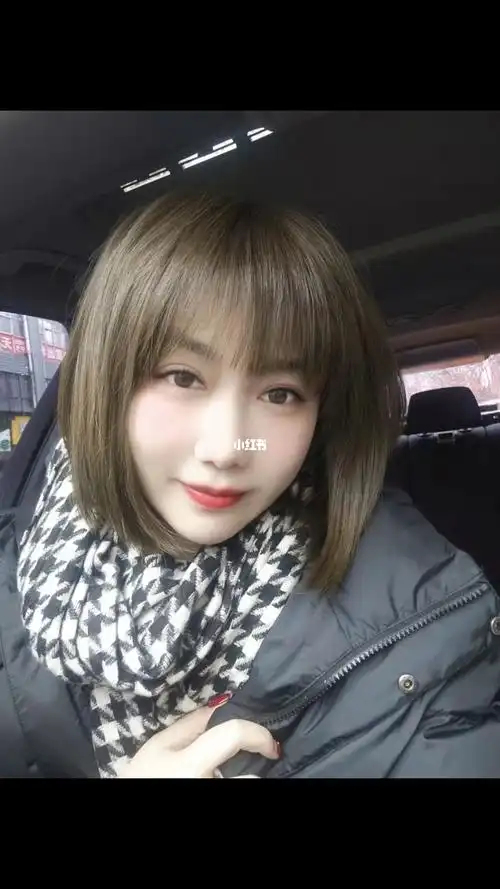 减轻短发亚麻色