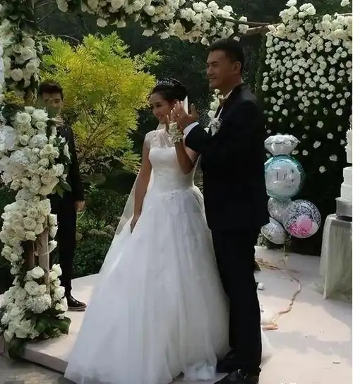 释小龙何洁分手11年后一个身家过亿一个捉襟见肘