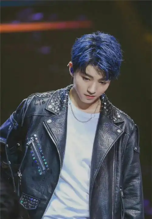 王俊凯今天蓝发