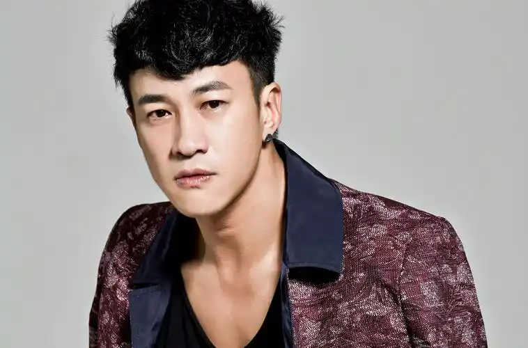 何润东从不秀恩爱妻子照片被曝光原来是不敢秀