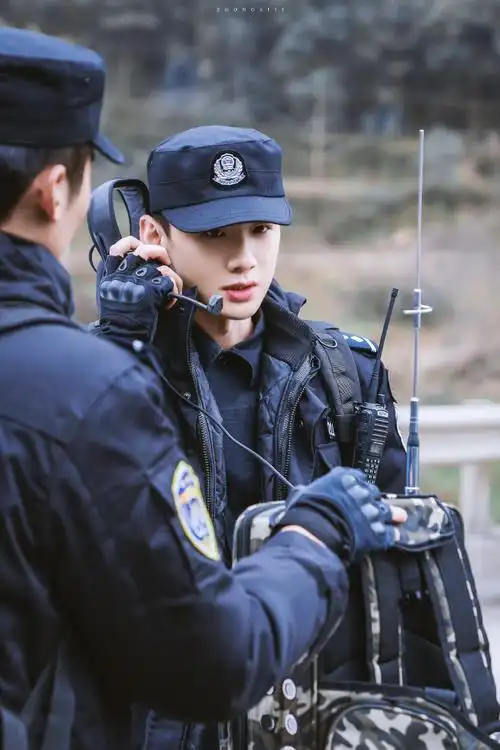白敬亭| 壁纸英姿飒爽铁汉柔情的特警叔叔